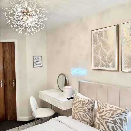 Lux - 2br Centre - Ground Floor With Free Parking