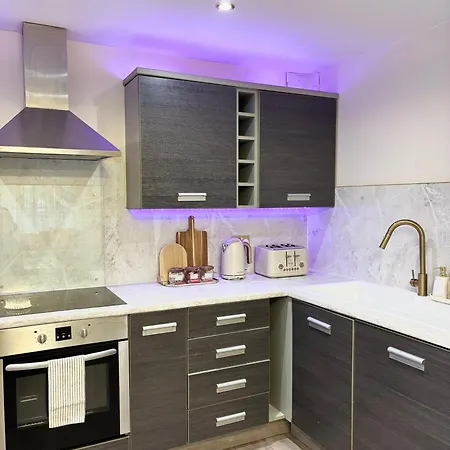 Lux - 2br Centre - Ground Floor With Free Parking