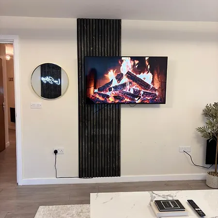 Lux - 2br Centre - Ground Floor With Free Parking Apartment