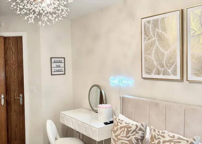 Lux - 2br Centre - Ground Floor With Free Parking