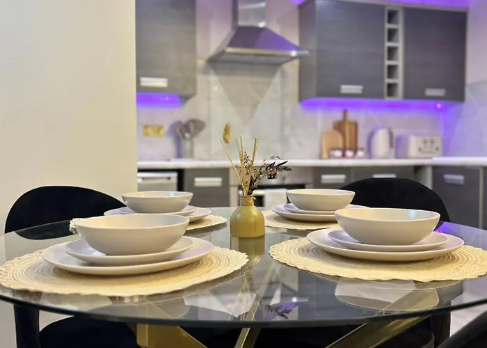 Lux - 2br Centre - Ground Floor With Free Parking Appartamento