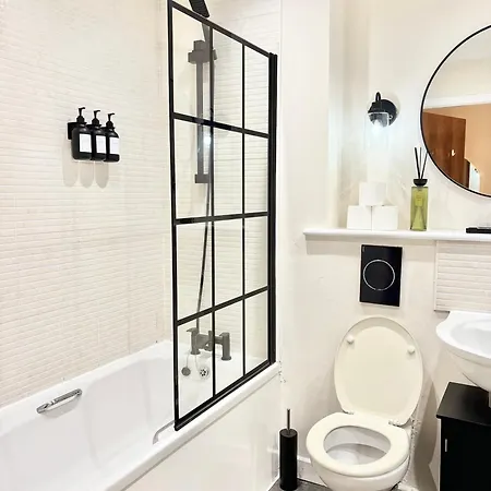 Lux - 2br Centre - Ground Floor With Free Parking *