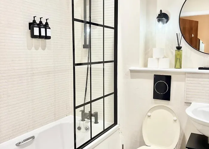 Lux - 2br Centre - Ground Floor With Free Parking *